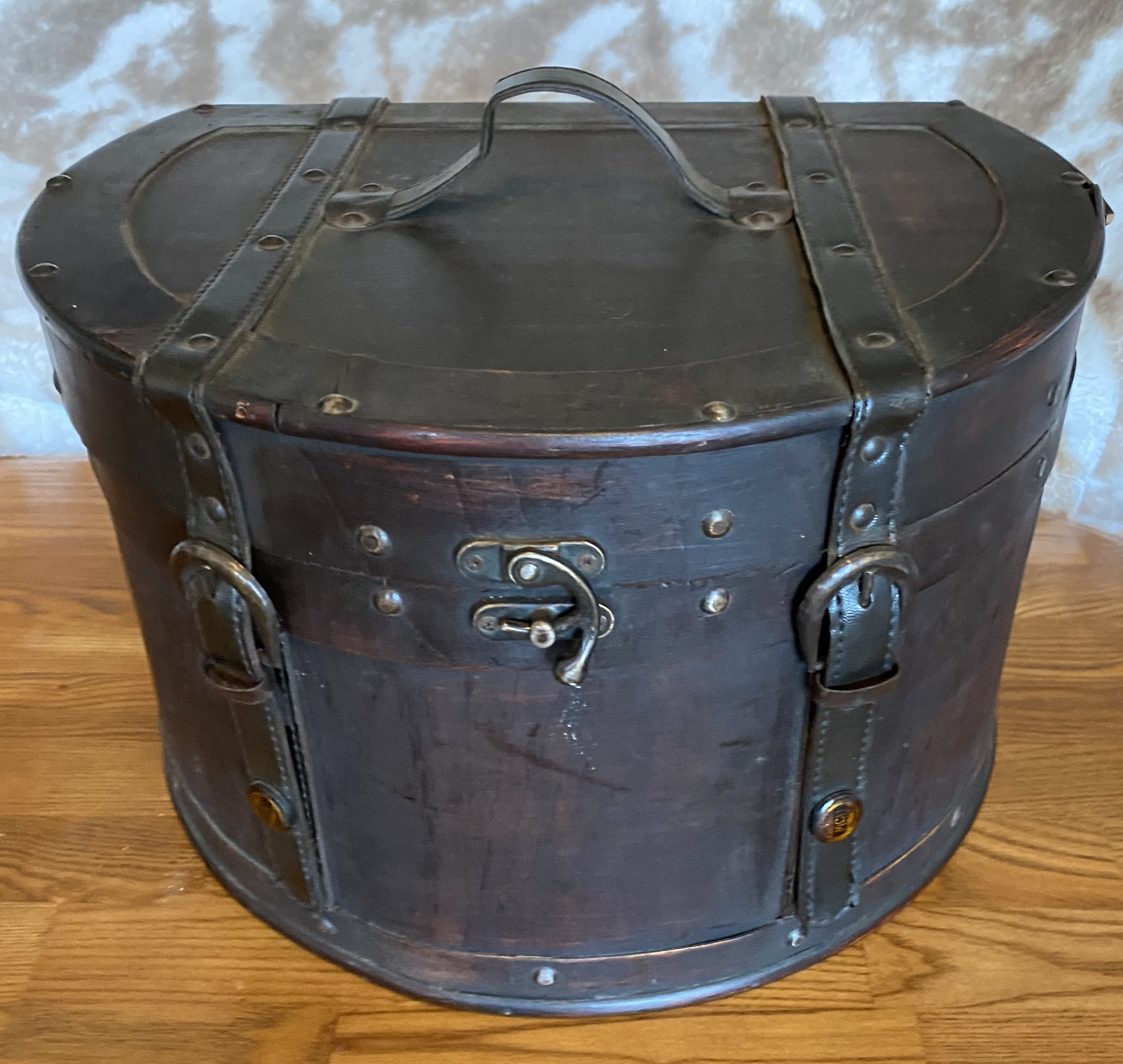 Round Leather Hat Box With Handle – Invio Fine Furniture Consignment