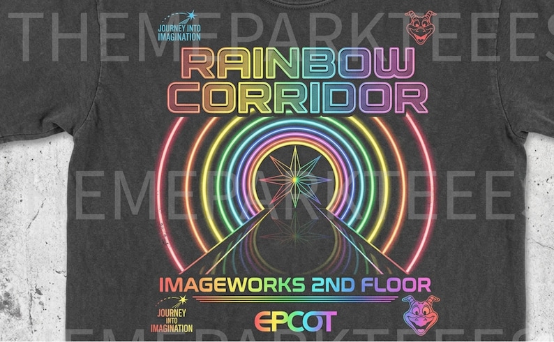 Puede incluir: Una camiseta gris carb&oacute;n con un estampado gr&aacute;fico que incluye el texto RAINBOW CORRIDOR, JOURNEY INTO IMAGINATION, IMAGEWORKS 2ND FLOOR y EPCOT. El dise&ntilde;o presenta un t&uacute;nel arco&iacute;ris estilo ne&oacute;n, una estrella y un peque&ntilde;o personaje de drag&oacute;n.