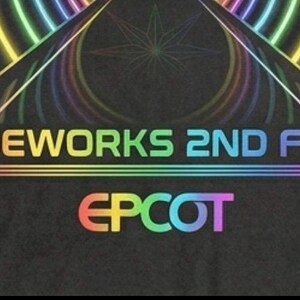 Puede incluir: Una camiseta negra con un gr&aacute;fico de arco&iacute;ris colorido con el texto IMAGEWORKS 2ND FLOOR, EPCOT y JOURNEY INTO IMAGINATION. El dise&ntilde;o incluye una estrella estilizada, arcos de arco&iacute;ris conc&eacute;ntricos y un personaje de drag&oacute;n morado a la derecha.