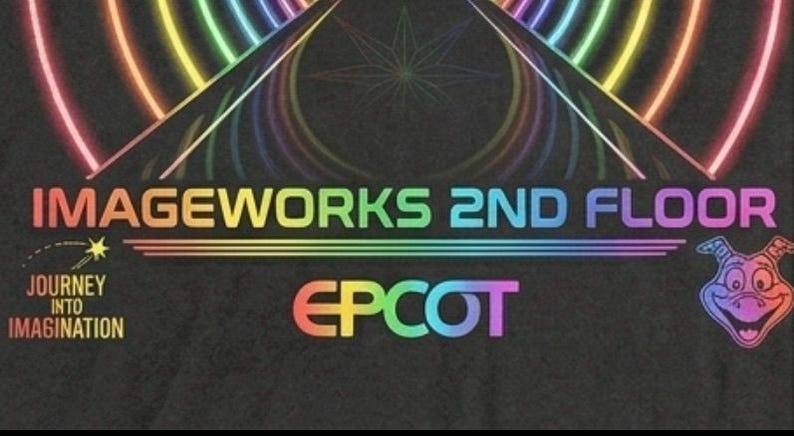 Puede incluir: Una camiseta negra con un gr&aacute;fico de arco&iacute;ris colorido con el texto IMAGEWORKS 2ND FLOOR, EPCOT y JOURNEY INTO IMAGINATION. El dise&ntilde;o incluye una estrella estilizada, arcos de arco&iacute;ris conc&eacute;ntricos y un personaje de drag&oacute;n morado a la derecha.