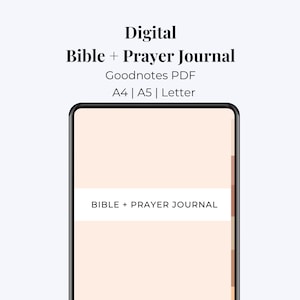 Puede incluir: Una aplicación digital de diario de oración y Biblia para Goodnotes, que se muestra en la pantalla de una tableta. La aplicación tiene un fondo rosa claro con el texto "BIBLE + PRAYER JOURNAL" en negro.