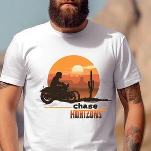 Puede incluir: Una taza de cerámica blanca con un asa negra y el texto "But First, Coffee" en negrita negra. La taza se encuentra sobre un fondo borroso, resaltando su diseño limpio.