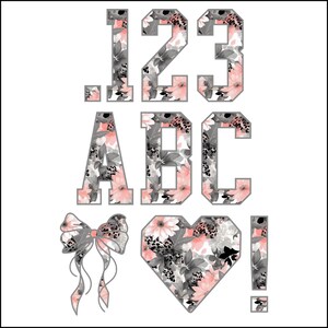 Puede incluir: Una colección de letras, números y símbolos con estampado floral en gris, rosa y blanco. El diseño incluye los números 1, 2 y 3, las letras A, B y C, un lazo, un corazón y un signo de exclamación.