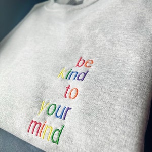 Sudadera unisex multicolor con mensaje &quot;Be Kind To Your Mind / Mental health matters&quot;, sudadera con cuello redondo bordada con mensaje &quot;Positive Gift&quot;