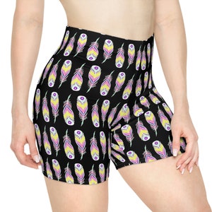 Weiche high waisted Shorts mit Federn | Schwarze Shorts für Fitness-Studio oder Lounge | süsse Layering Shorts | feuchtigkeitsableitendes Gewebe