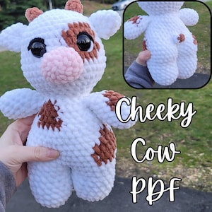 Könnte beinhalten: Ein gehäkeltes Plüschtier-Kuh mit braunem und weißem Fell. Die Kuh hat große, schwarze Augen und eine rosa Nase. Das Spielzeug wird von einer Hand gehalten. Der Text "Cheeky Cow PDF" ist im Hintergrund sichtbar.