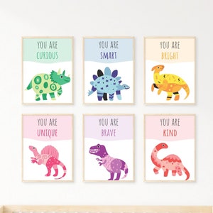 Luminoso dinosauro colorato Decalcomanie da muro 6 Set, Adorable Nursery Boys Room Decor, 1 anno vecchio ragazzo regalo per sala giochi, genere neutro sopra letto arte