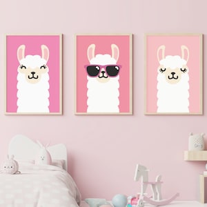 Könnte beinhalten: Drei gerahmte Drucke von Cartoon-Llamas mit rosa Hintergründen. Das Lama in der Mitte trägt eine rosa Sonnenbrille.