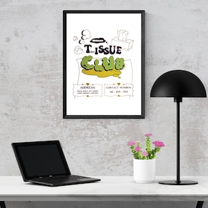 Puede incluir: Un póster enmarcado con las palabras "The Tissue Club" en una fuente lúdica, con un diseño de dibujos animados con elementos verdes y amarillos. También se ven una lámpara de escritorio negra, un portátil y un pequeño jarrón con flores.