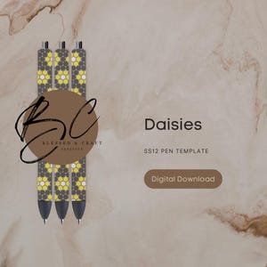 Pode incluir: Três canetas pretas com um padrão de margarida amarelo e cinza. As canetas são etiquetadas como "Blessed & Craft" e "Daisies SS12 Pen Template". A imagem também inclui o texto "Download digital".