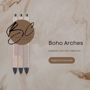 Puede incluir: Tres bolígrafos con un patrón de puntos de diamante en tonos rosa, beige y gris. Los bolígrafos están etiquetados como "Boho Arches" y "Diamond Dot Pen Template". La imagen también incluye el texto "Digital Download".