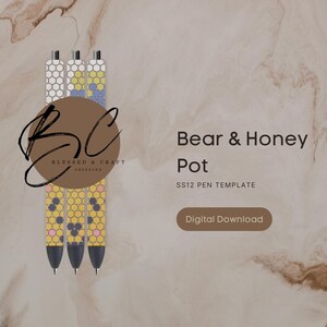 Könnte beinhalten: Drei gelbe und schwarze gemusterte Stifte mit einem Bären- und Honigtopf-Design. Die Stifte sind mit "Blessed & Craft Obsessed" beschriftet. Der Text "Bear & Honey Pot" und "SS12 Pen Template" ist ebenfalls sichtbar. Das Bild hat einen digitalen Download-Button.