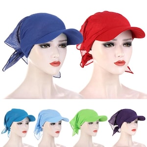 Può includere: Una collezione di cappellini da baseball con visiera anteriore in tinta unita e un copricapo in tessuto abbinato che si estende in una coda trasparente e leggera simile a un foulard sul retro. I cappellini sono mostrati in blu, rosso, turchese, azzurro, verde e viola.