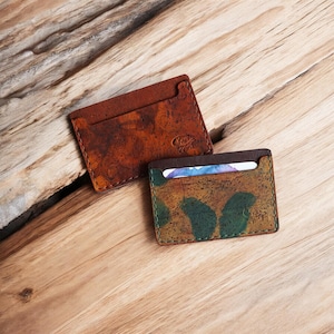 Porte-cartes en liège fait main – Teinté, cousu et fini à la main – 3 compartiments – 11 × 7,5 cm – Pièce unique