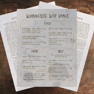 Puede incluir: Un menú de estilo vintage para una taberna llamada "Slugknuckles' Slop Shack". El menú enumera opciones de comida y bebida, incluyendo carne de res, verduras hervidas, estofado perpetuo, una jarra de cerveza, una copa de vino y un Slugknuckles Slammer. El menú también enumera los precios del alojamiento y el camping.