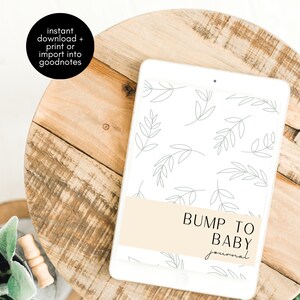 Op de afbeelding: Een witte tablet met een digitale journal cover. De cover heeft een licht beige achtergrond met de tekst "BUMP TO BABY journal" in zwart. De achtergrond is versierd met een patroon van grijze bladeren.