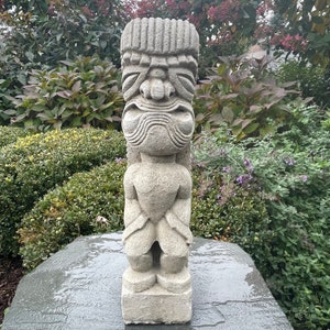 Tiki Garden Statue – 15.5&quot; Carved Polynesian Totem Pole Mask Concrete Sculpture For Outdoor Bar Decor, Hawaiian Inspired Yard Art Gift Idea