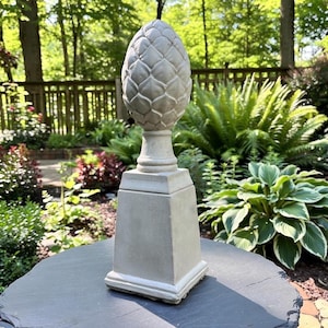 Estatua con remate de alcachofa, escultura de jardín de hormigón de 35,5 cm (14 pulgadas), adorno arquitectónico decorativo para exteriores.