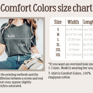 Może przedstawiać: Tabela rozmiar&oacute;w dla koszulek Comfort Colors, pokazująca szerokość i długość w calach i centymetrach dla rozmiar&oacute;w od S do 3XL. Modelka nosi szary T-shirt, pokazując dopasowanie.