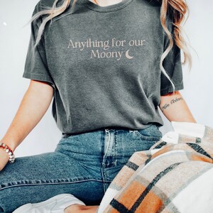 Może przedstawiać: Szary t-shirt z napisem "Anything for our Moony" i grafiką p&oacute;łksiężyca.