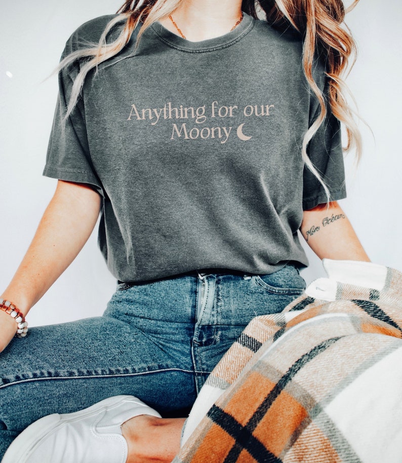 Może przedstawiać: Szary t-shirt z napisem "Anything for our Moony" i grafiką p&oacute;łksiężyca.