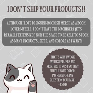 Puede incluir: Un gato de dibujos animados con una cara blanca y gris y patas rosas saluda. El texto dice "&iexcl;No env&iacute;o tus productos! Aunque me encanta dise&ntilde;ar mercanc&iacute;a de libros como amante de los libros, no tengo la maquinaria (&iexcl;es realmente cara!) ni el espacio para poder almacenar tantos productos, tama&ntilde;os y colores como quiero! Por eso trabajo con proveedores e impresores en los que conf&iacute;o para que cumplan con tu pedido. Estoy aqu&iacute; para cualquier pregunta que tengas! - Emma"