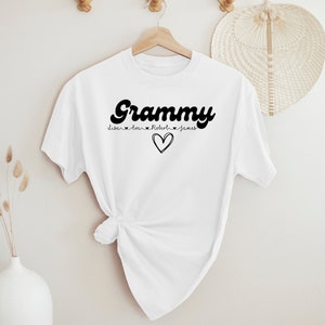 Grammy Shirt - Grandma Shirt with Grandkids names, Grandma Shirt with Heart, Grandma shirt 70s font, Gift for Grandma, Mothers day gift
