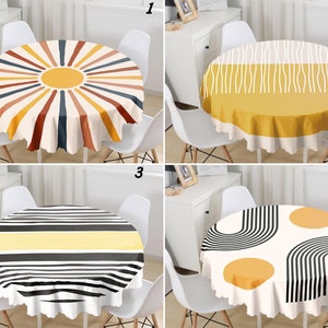 Może przedstawiać: Cztery różne okrągłe obrusy z geometrycznymi wzorami w kolorze czarnym, białym, żółtym i brązowym. Obrusy są pokazane na okrągłych stołach z białymi krzesłami.