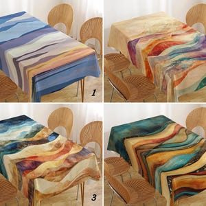 Op de afbeelding: Vier verschillende tafelkleden met abstracte ontwerpen met golvende lijnen in tinten blauw, oranje, geel en bruin. De tafelkleden zijn getoond over houten tafels met stoelen.