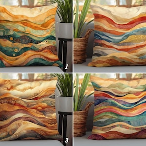 Op de afbeelding: Vier decoratieve sierkussens met abstracte aquarelontwerpen. Elk kussen heeft een uniek patroon van gelaagde, golvende lijnen in tinten oranje, bruin, blauw en groen, waardoor een gestructureerd, artistiek effect ontstaat. De kussens zijn vierkant en lijken van stof te zijn.