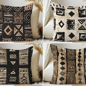Könnte beinhalten: Vier dekorative quadratische Kissen mit geometrischen Mustern in Schwarz und Beige. Die Designs umfassen Rauten, Quadrate und Linien. Die Kissen sind aus einem weichen Stoff gefertigt und für die Inneneinrichtung geeignet.