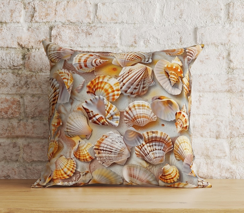 Puede incluir: Un coj&iacute;n cuadrado con un patr&oacute;n detallado y repetitivo de varias conchas marinas en tonos bronceado, marr&oacute;n, naranja y blanco. El dise&ntilde;o muestra una colecci&oacute;n de conchas de abanico, caracolas y conchas espirales sobre un fondo arenoso.