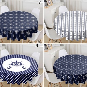 Op de afbeelding: Vier ronde tafelkleden met nautische thema's. Ontwerpen omvatten kompassen, ankers, scheepsstuurwielen en streepjespatronen in marineblauw en wit. Elk tafelkleed wordt getoond op een ronde tafel met witte stoelen.