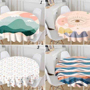 Peut inclure: Quatre nappes rondes avec des motifs abstraits différents. Les nappes sont roses, blanches et bleues avec des formes géométriques, des montagnes et des vagues.
