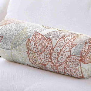 Cojín cilíndrico con forma de hoja de arce: decoración otoñal acogedora para el sofá o la silla.