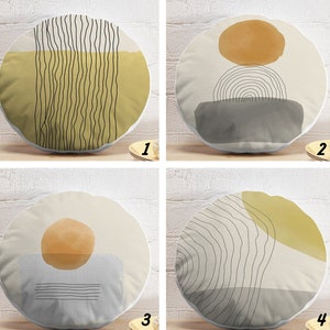 Può includere: Quattro cuscini rotondi con disegni geometrici astratti in tonalità di grigio, giallo e bianco. I cuscini sono numerati da 1 a 4.