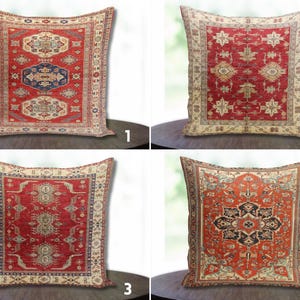Op de afbeelding: Vier vierkante kussens met ingewikkelde tapijtontwerpen. Elk kussen heeft een ander patroon in tinten rood, beige, blauw en zwart. De kussens worden gepresenteerd op een donkerbruin oppervlak, wat hun decoratieve potentieel benadrukt.