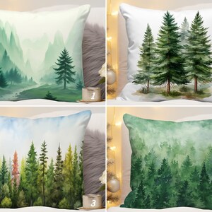 Op de afbeelding: Vier vierkante sierkussens met boslandschappen in aquarel-stijl. Ontwerp 1 toont mistige bergen en bomen. Ontwerp 2 toont drie dennenbomen op wit. Ontwerp 3 toont een kleurrijke boslijn. Ontwerp 4 toont een dicht groen bos.