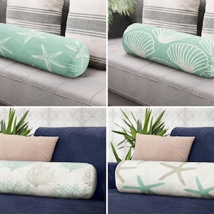 Almohada cilíndrica con acento náutico: terciopelo suave, estilo costero