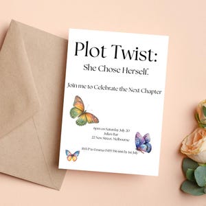 Pode incluir: Cartão de convite branco com o texto "Plot Twist: She Chose Herself." e ilustrações de borboletas. O cartão inclui detalhes do evento e informações de RSVP.