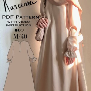 Peut inclure: Un patron PDF pour une robe longue et ample avec une manche à revers. La robe est beige et a un design simple. Le patron est pour la taille M/40. Le texte "Kareema PDF Pattern with Video Instruction" est écrit en noir sur fond blanc.