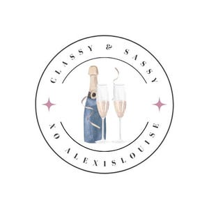 Może przedstawiać: Okrągłe logo z niebieską i złotą butelką szampana, dwoma kieliszkami i napisem "Classy & Sassy XO Alexis Louise". Kieliszki są wypełnione jasnym płynem. Różowe gwiazdki zdobią okrąg.