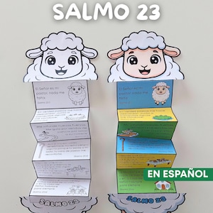 Puede incluir: Dos coloridas manualidades de papel plegado con forma de oveja, con texto del Salmo 23 en español. Las manualidades tienen una cara de oveja de dibujos animados en la parte superior e incluyen ilustraciones y texto. Las palabras "SALMO 23" se muestran de forma destacada.
