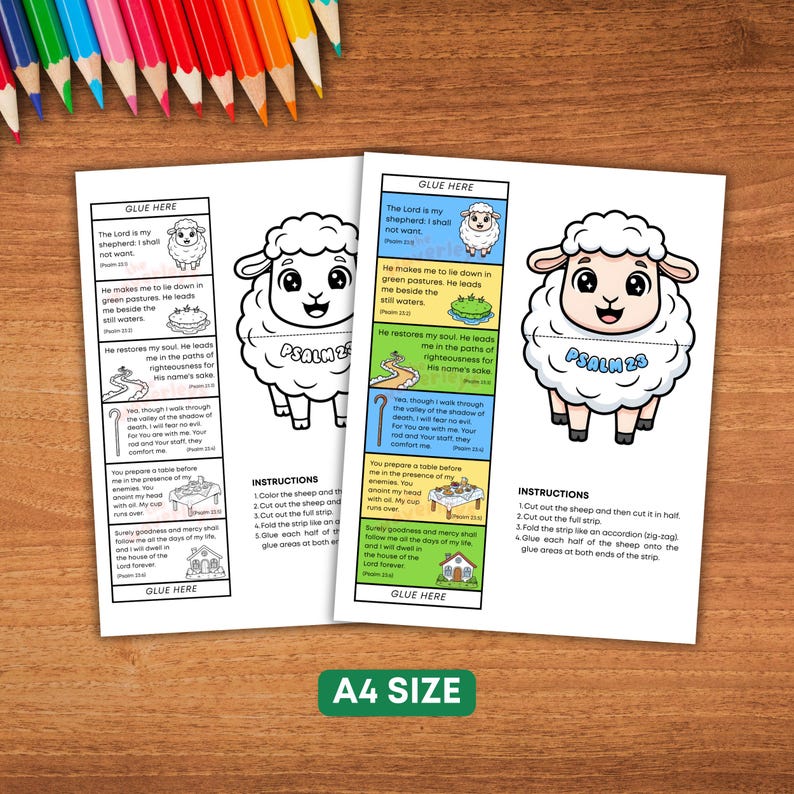 Puede incluir: Dos hojas de manualidades imprimibles con una ilustraci&oacute;n de oveja y el texto del Salmo 23. Las hojas incluyen instrucciones para cortar y ensamblar la oveja. Se ven l&aacute;pices de colores en el fondo.