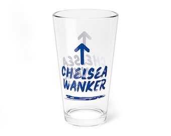 Op de afbeelding: Een helder glazen pintglas met een blauw en grijs ontwerp met de tekst "Chelsea Wanker" en een pijl die omhoog wijst.