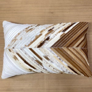 Handgemaakte lumbale kussensloop van runderleer: hair-on-hide leer, patchworkontwerp