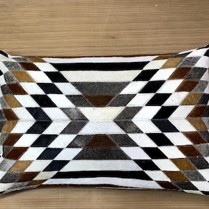 Handgemaakte lumbale kussensloop van runderleer: hair-on-hide leer, geometrisch patchwork