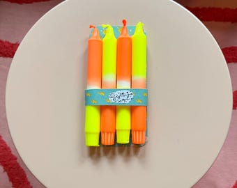 Dip Dye-ljus – Neonorange och neongult – Set med 4 handfärgade koniska ljus – Livfulla färggraderingar – Modern inredning – Handgjorda i Leipzig