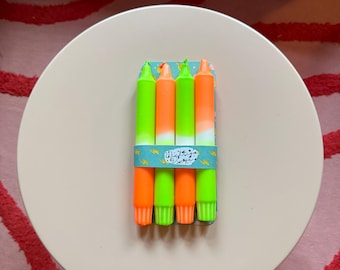 Dip Dye-ljus – Neonorange och neongrönt – Set med 4 handfärgade koniska ljus – Livfulla färggraderingar – Modern inredning – Handgjorda i Leipzig