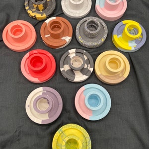 Round candle holders made of Jesmonite: stylish unique pieces as decoration and eye-catcher for your home - colorful candle holders as a highlight